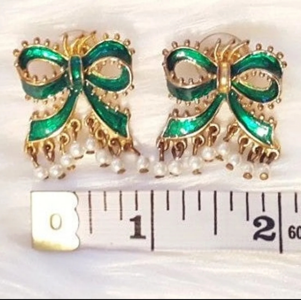 Rare green 1"×1" bow stud earrings. EUC - Picture 2 of 5